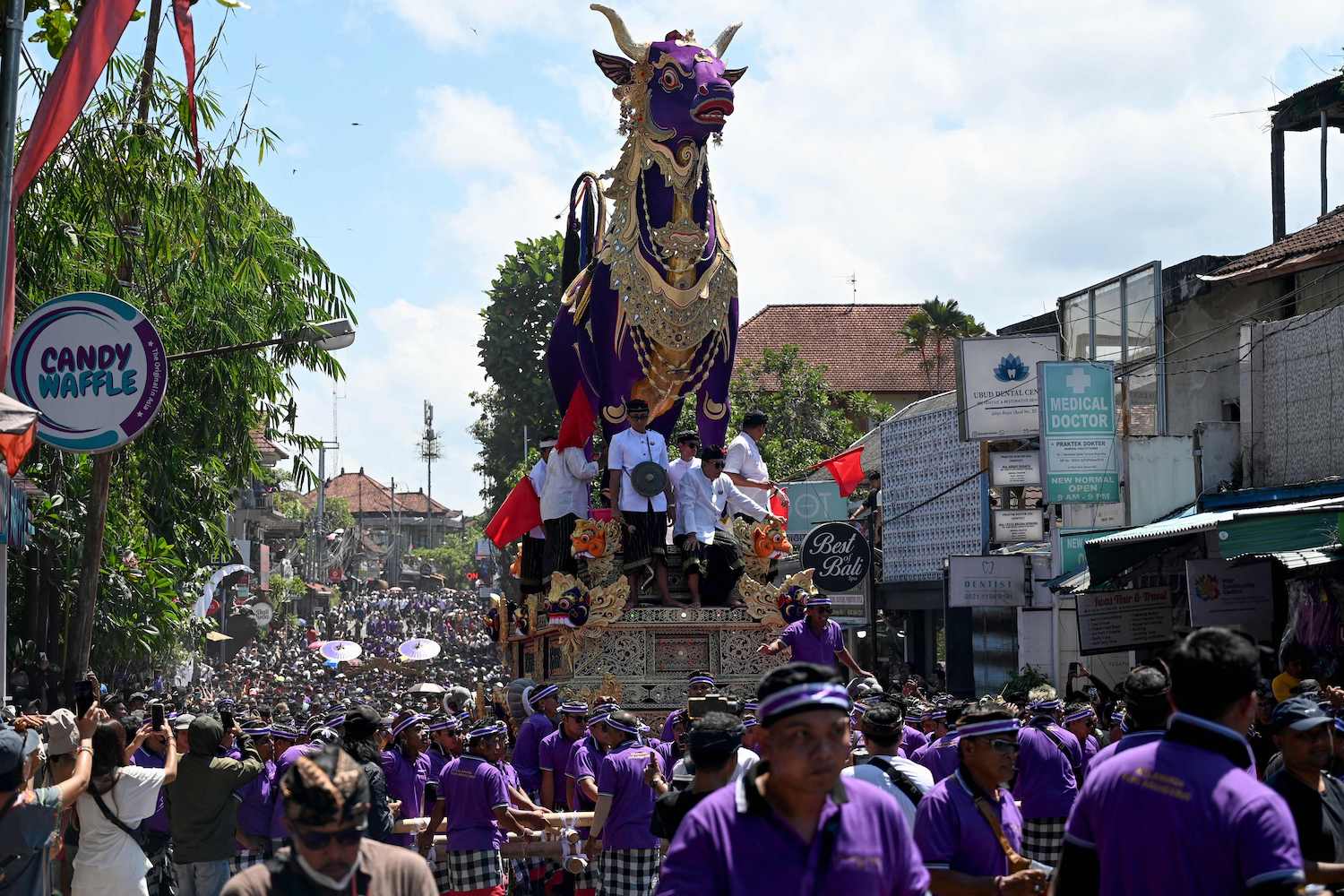 Ribuan Warga dan  Wisatawan Menyaksikan Upacara Ngaben di Bali