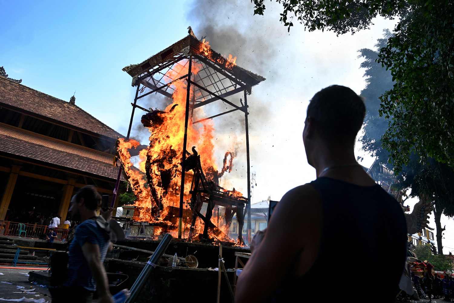 Ribuan Warga dan  Wisatawan Menyaksikan Upacara Ngaben di Bali