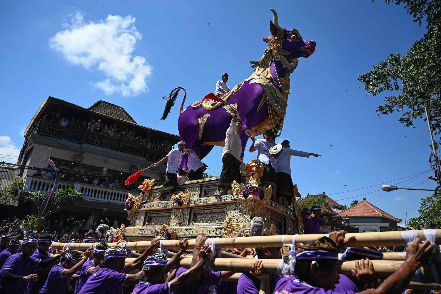 Ribuan Warga dan  Wisatawan Menyaksikan Upacara Ngaben di Bali