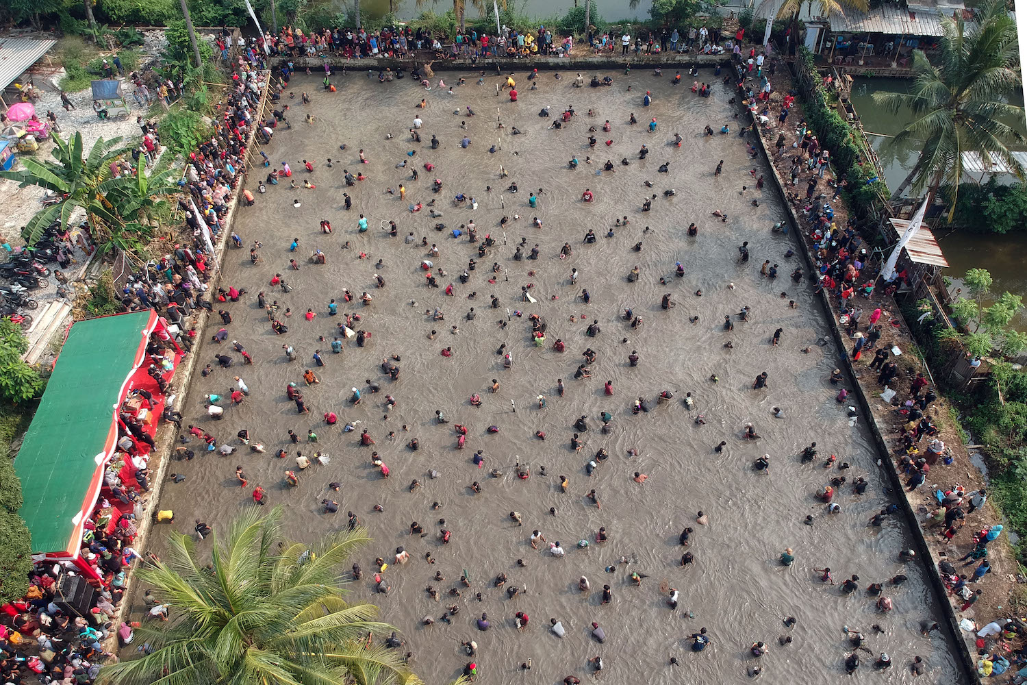 Pelestarian Tradisi Ngubek Empang di Depok