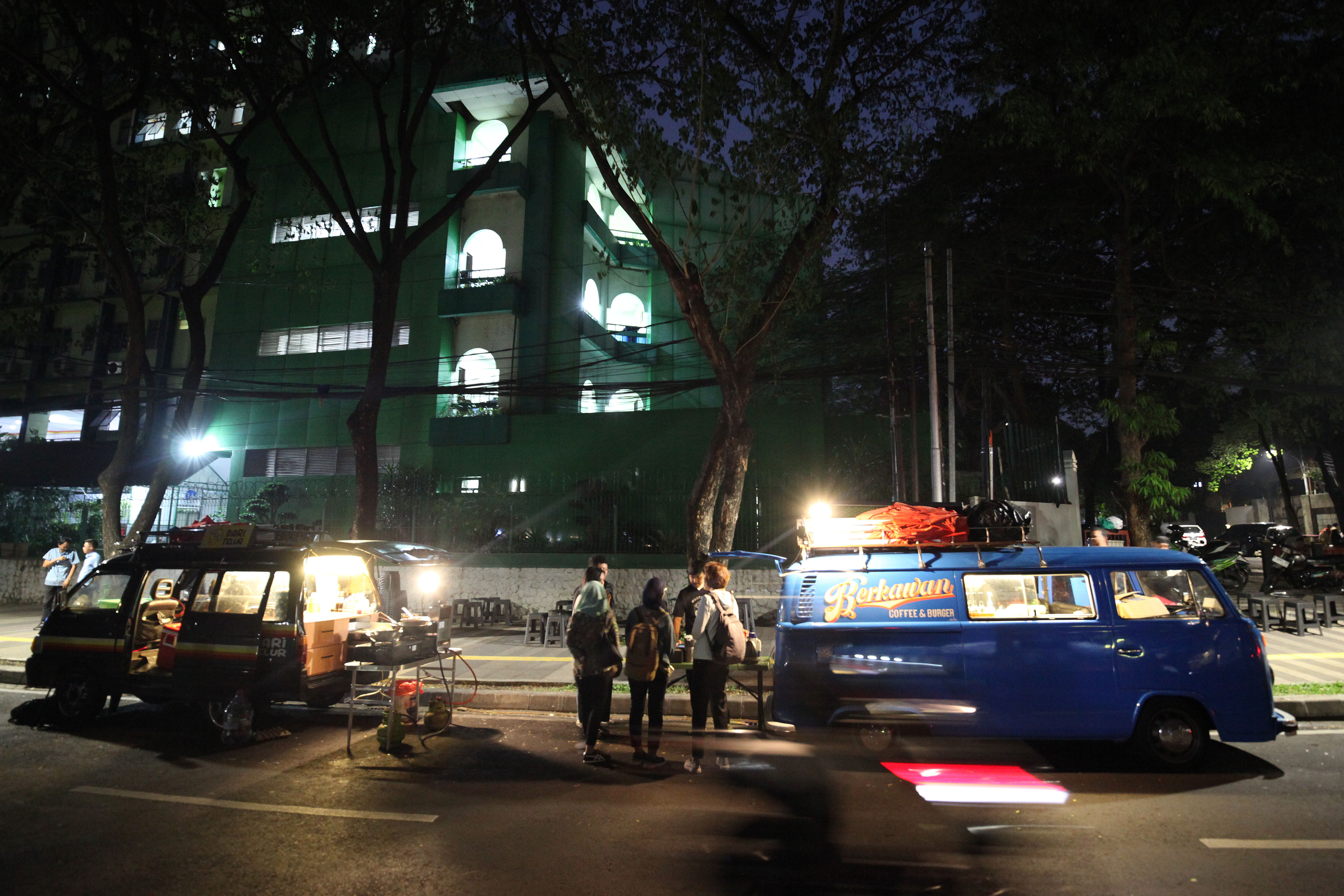 Berkawan Coffe, Kedai Pinggir Jalan
