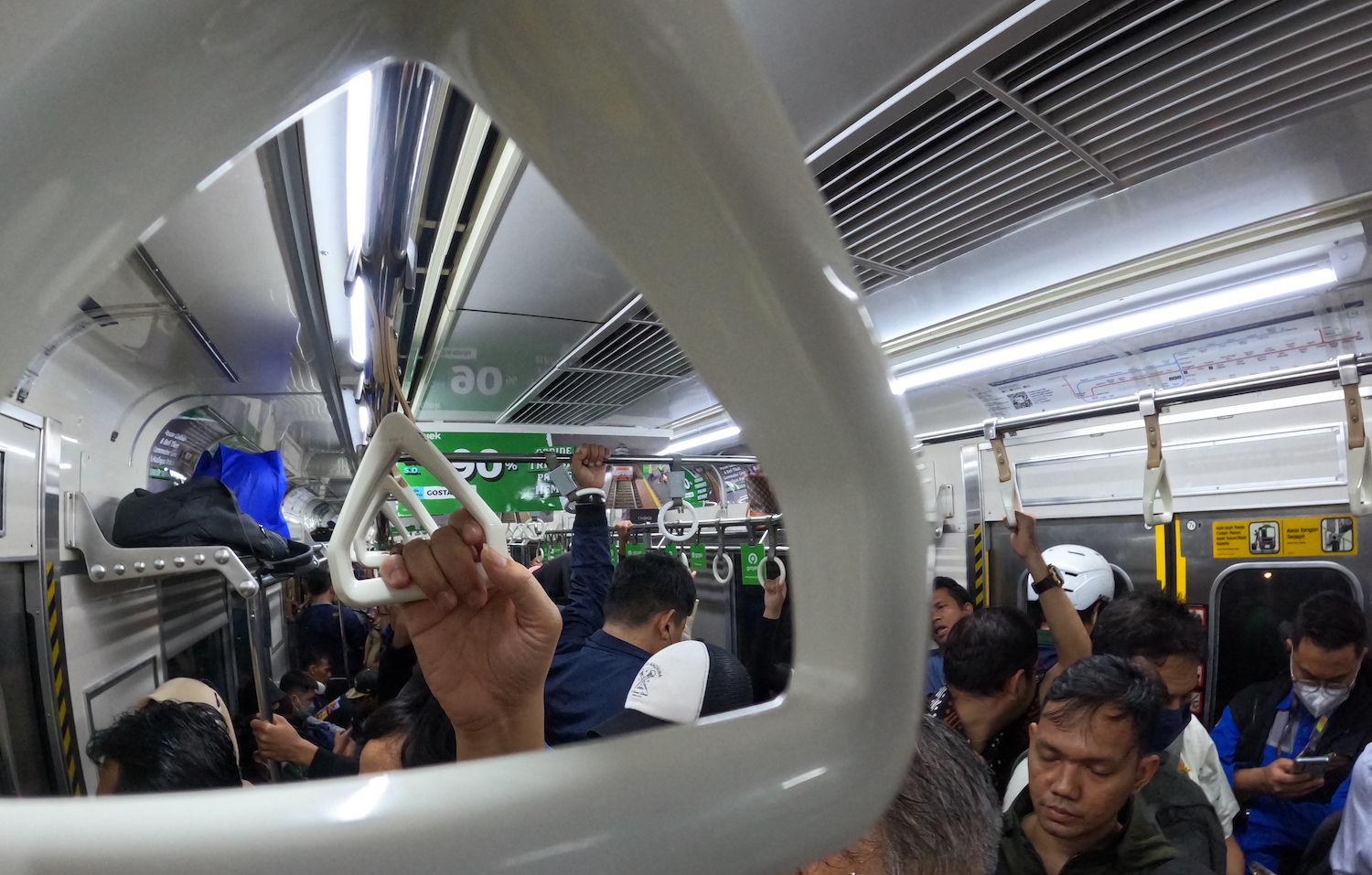 Petugas Pengamanan kereta  Berpatroli untuk Memberikan Rasa Aman Penumpang