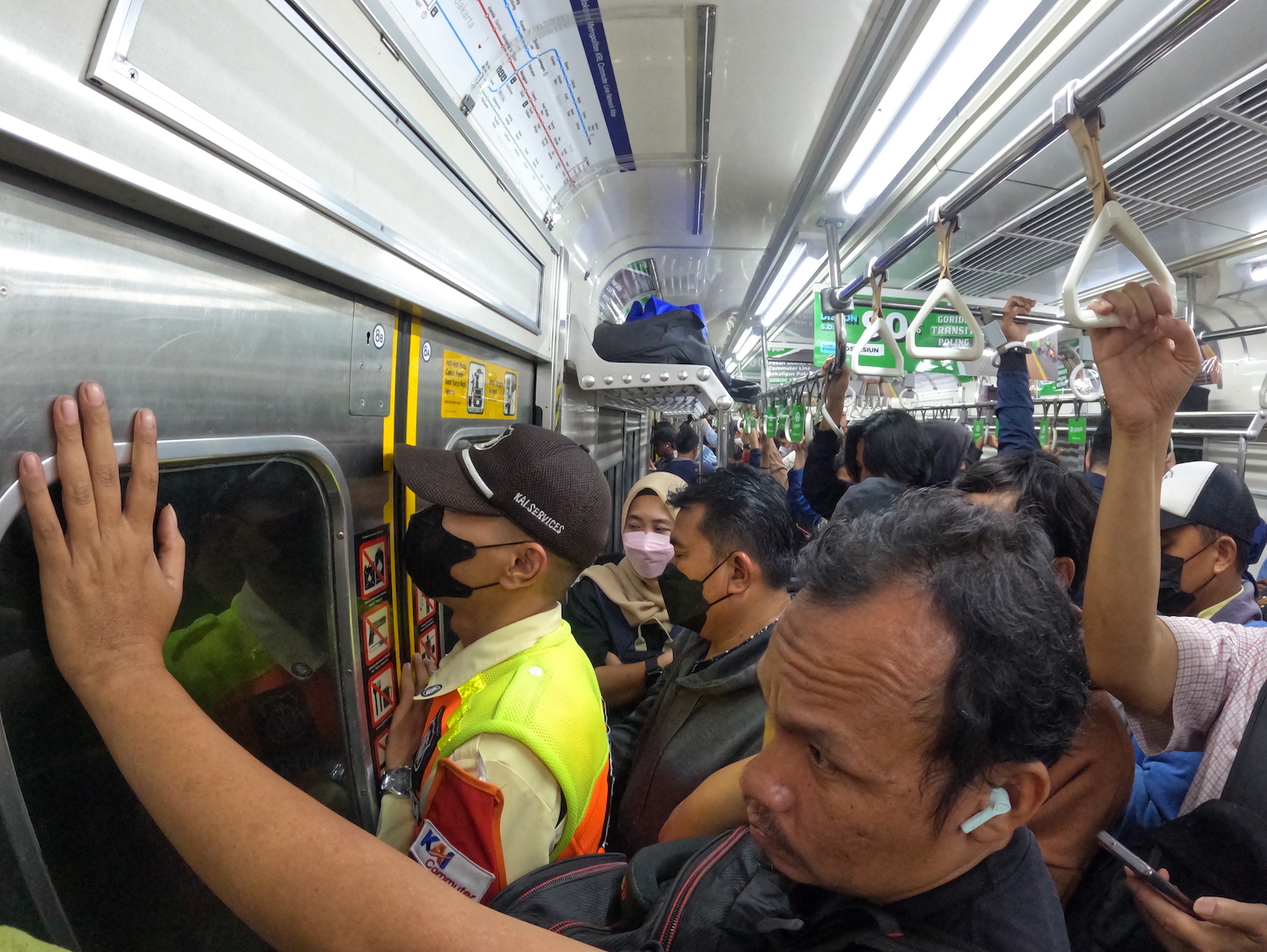 Petugas Pengamanan kereta  Berpatroli untuk Memberikan Rasa Aman Penumpang