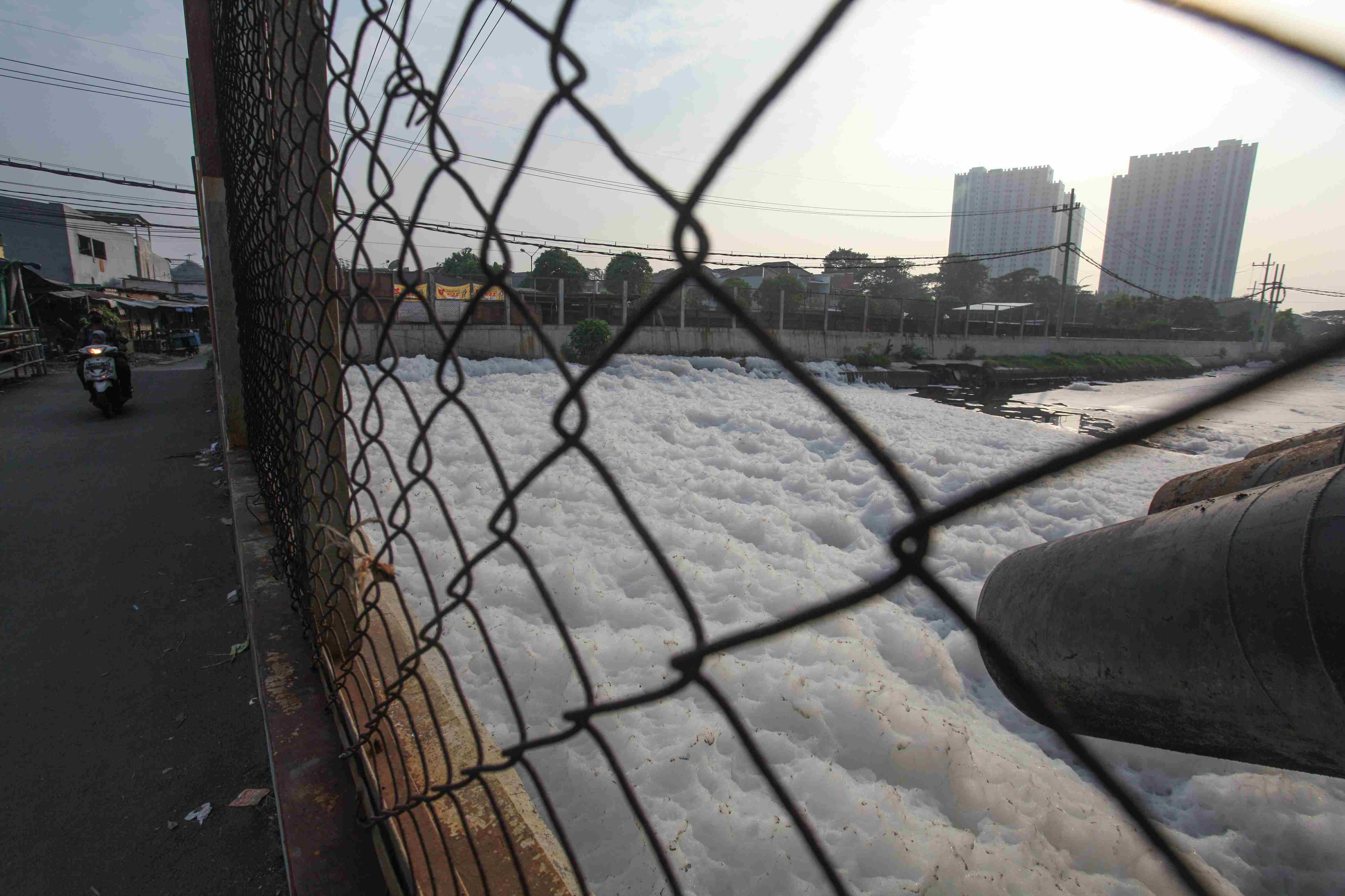 Sungai Berselimut Busa Putih di Surabaya