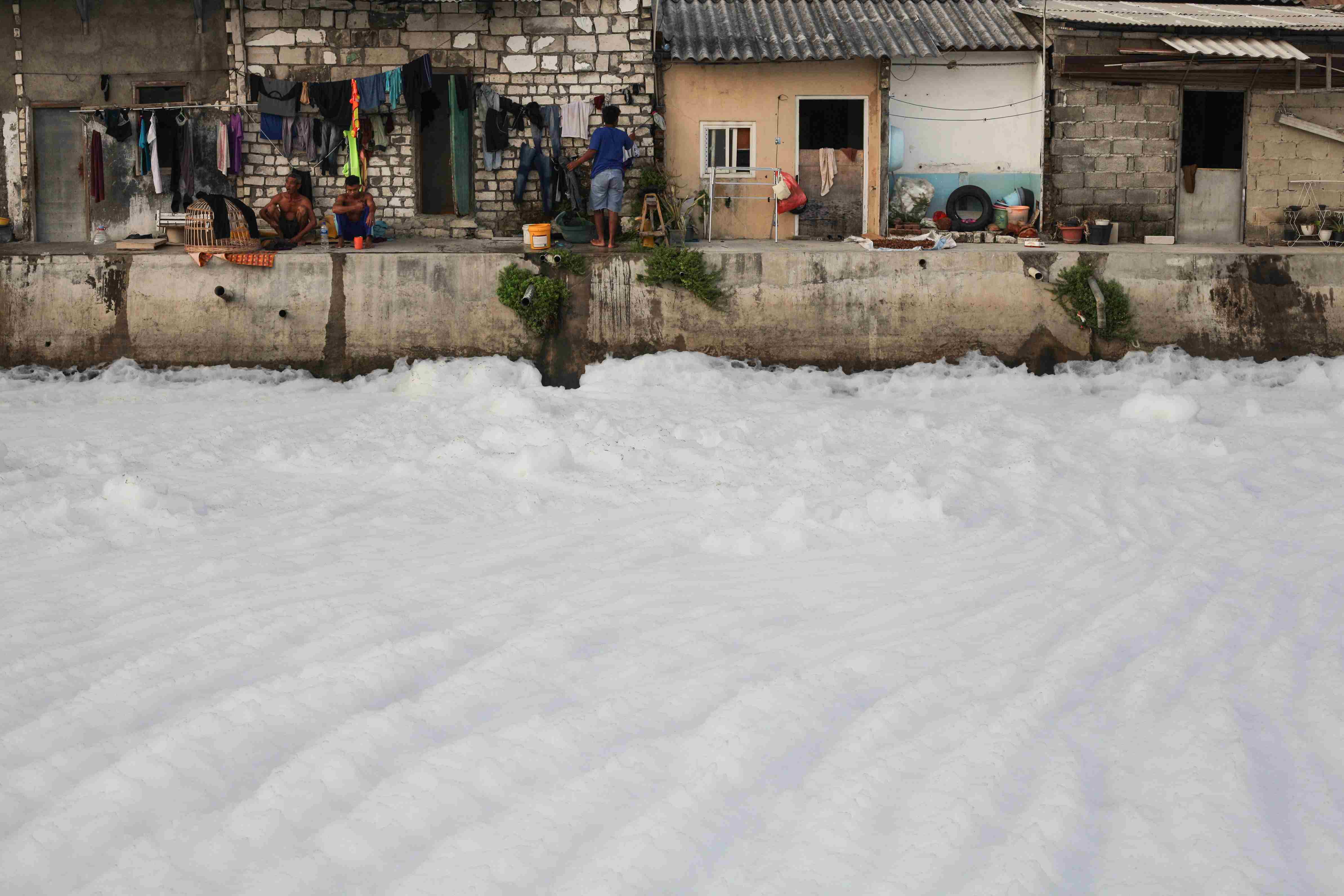 Sungai Berselimut Busa Putih di Surabaya