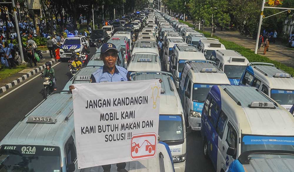 Ratusan Pengemudi Jaklingko Mikrotrans Berunjuk rasa