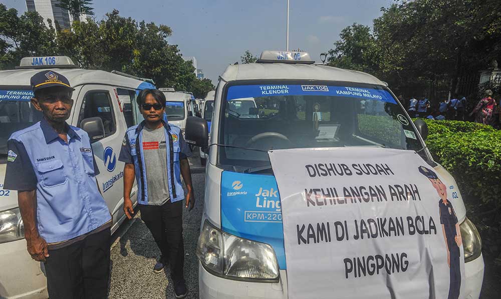 Ratusan Pengemudi Jaklingko Mikrotrans Berunjuk rasa
