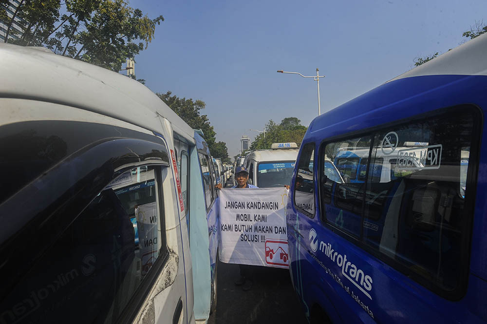 Ratusan Pengemudi Jaklingko Mikrotrans Berunjuk rasa