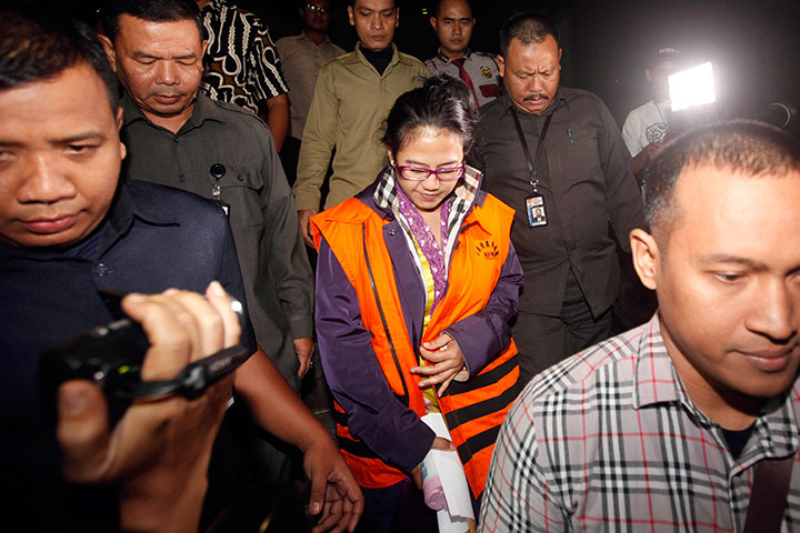 Anggota DPR RI Komisi V Fraksi PDIP Damayanti Wisnu Putranti dikawal petugas setelah resmi ditetapkan sebagai tersangka di Gedung KPK, Jakarta, Jumat (15/1) dini hari.