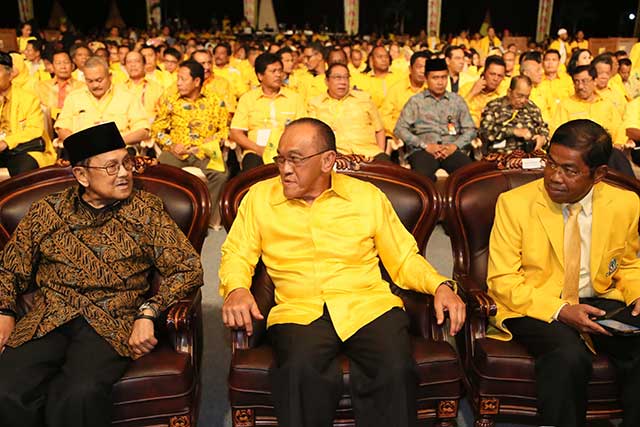 Sesepuh Partai Golkar BJ Habibie (kiri), berbicara dengan Ketua Umum Partai Golkar Aburizal Bakrie (tengah), pada saat Rapimnas Partai Golkar di JCC, Jakarta, Sabtu (23/1).