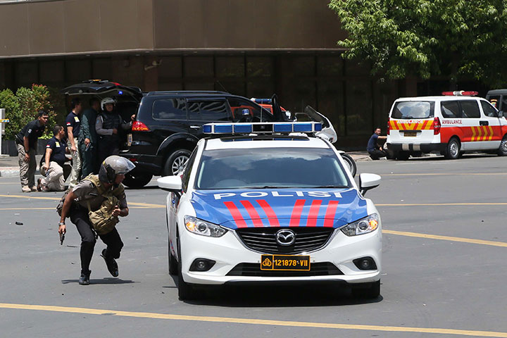 Polisi menyisir area di kawasan pusat perbelanjaan Sarinah, Thamrin, Jakarta, Kamis (14/1).